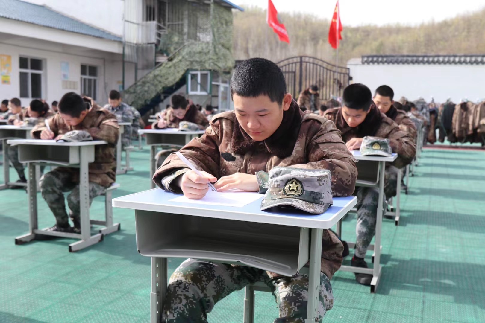 孩子沉迷手机不想学习怎么教育 郑州叛逆教育学校