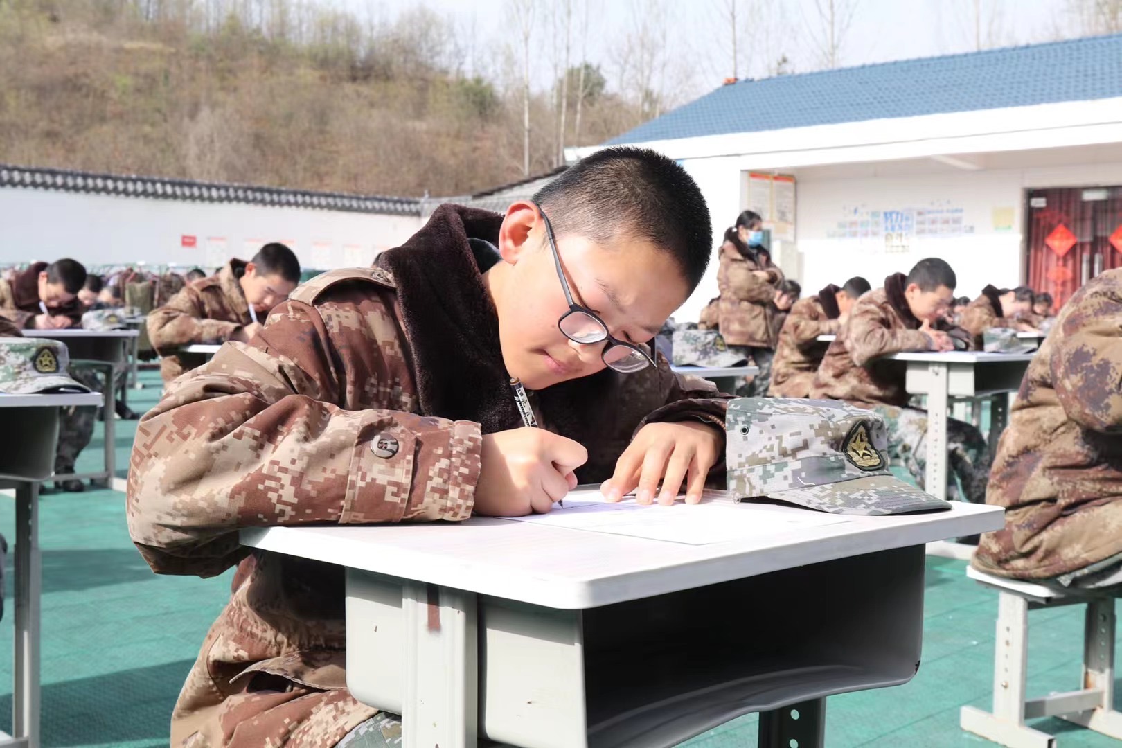 高一孩子沉迷手机不上学怎么办 商丘叛逆孩子教育学校